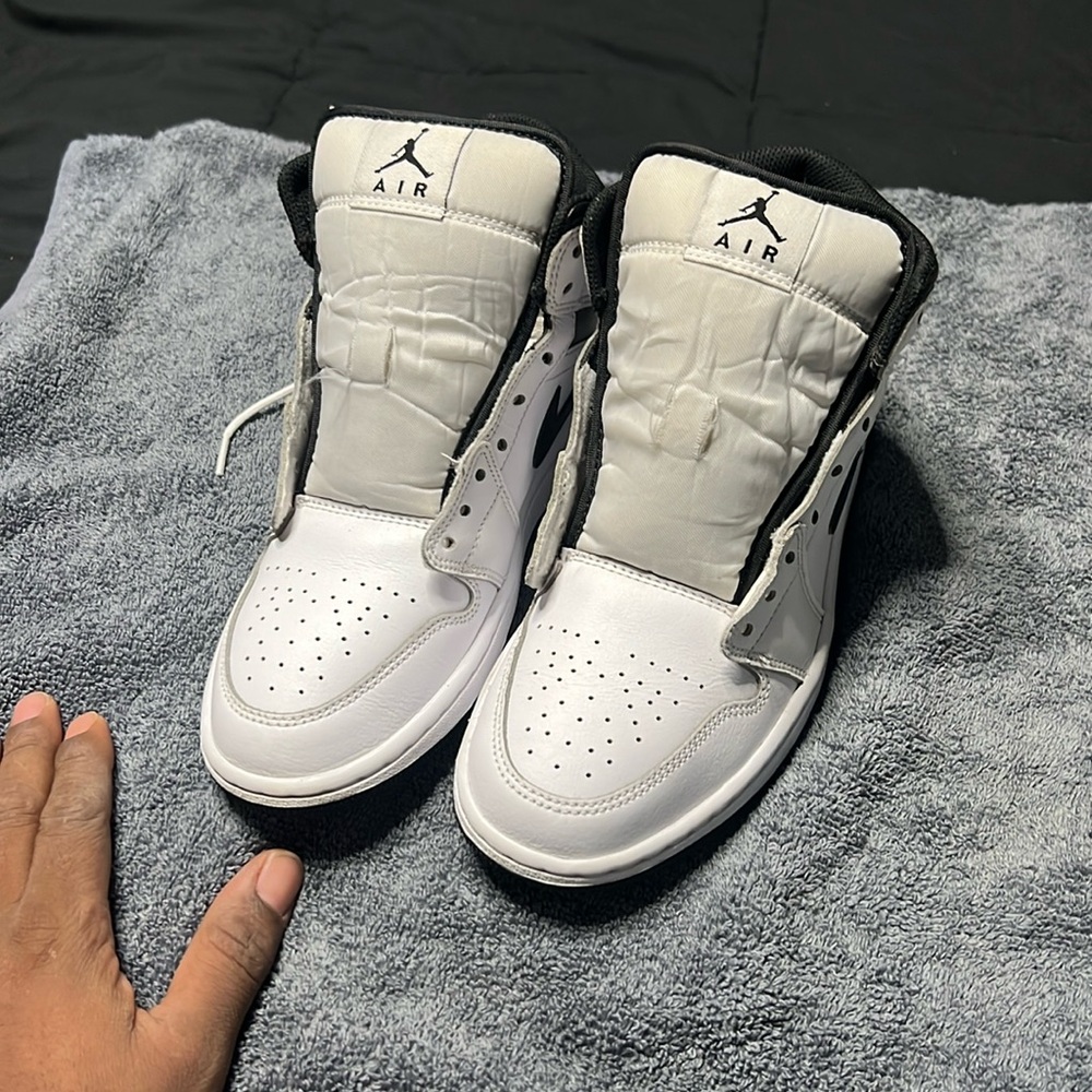 Air Jordan men size 7.5 white and black good condition